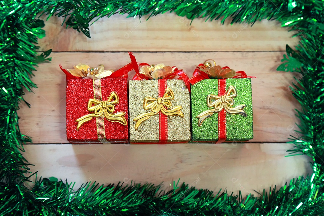 Decoração de caixa de presente no fundo da placa de madeira, tema natalino, Feliz natal. Espaço para texto.