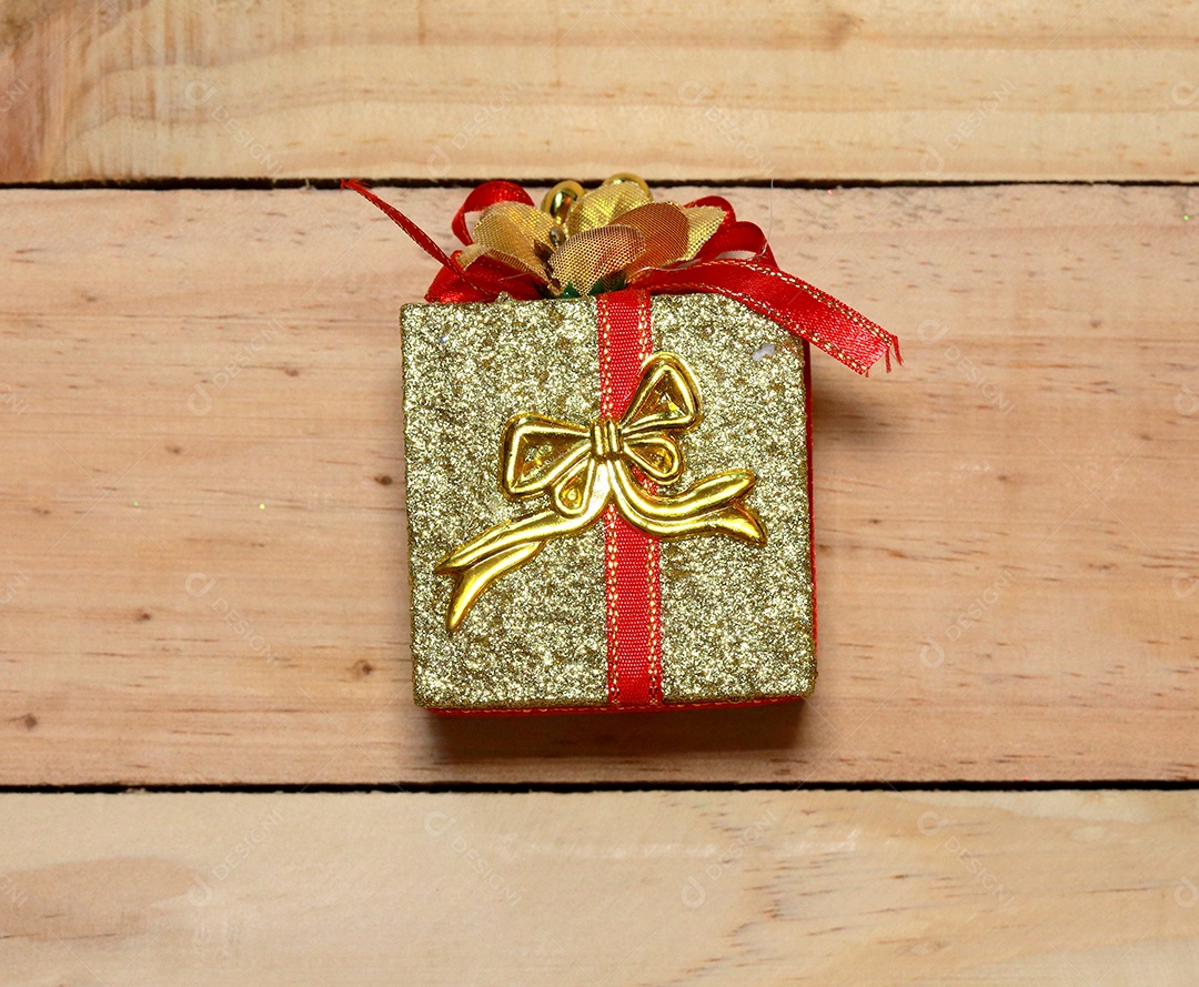 Presentes de tempo - caixa de presente na mesa de madeira. Tema de férias de inverno. Feliz Ano Novo. Espaço para texto.