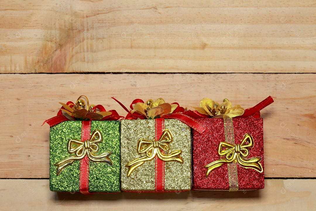 Presentes de tempo - caixa de presente na mesa de madeira. Tema de férias de inverno. Feliz