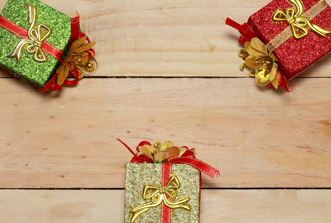 Presentes de tempo - caixa de presente na mesa de madeira. Tema de férias de inverno. Feliz