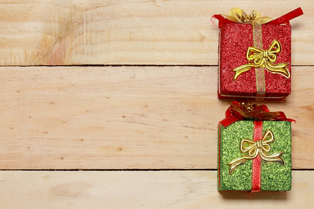 Presentes de tempo - caixa de presente na mesa de madeira. Tema de férias de inverno. Feliz