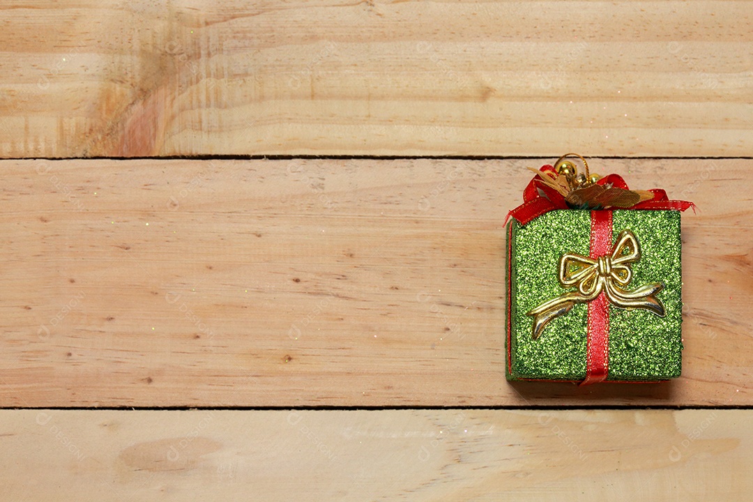 Presentes de tempo - caixa de presente na mesa de madeira. Tema de férias de inverno. Feliz