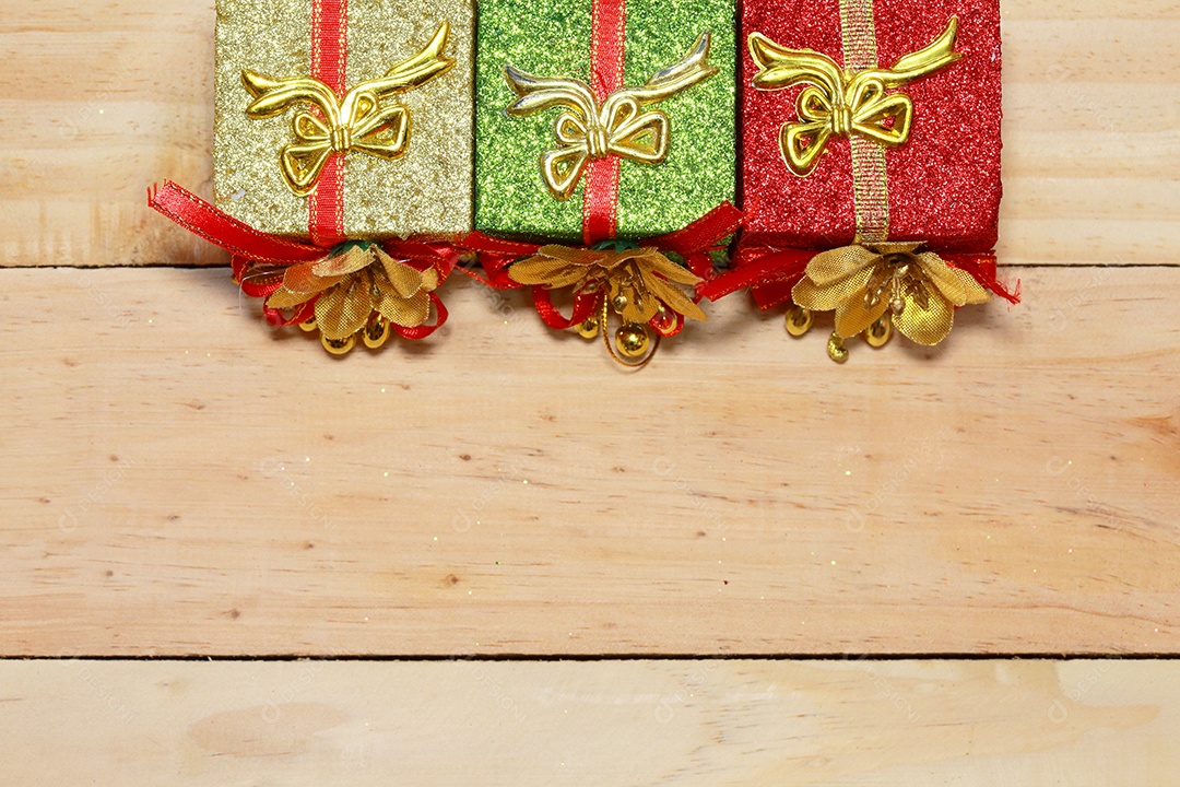 Presentes de tempo - caixa de presente na mesa de madeira. Tema de férias de inverno. Feliz