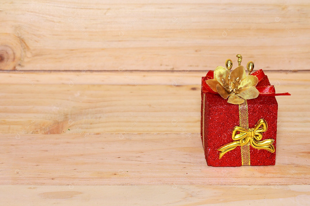 Presentes de tempo - caixa de presente na mesa de madeira. Tema de férias de inverno. Feliz