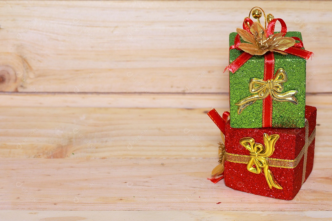 Presentes de tempo - caixa de presente na mesa de madeira. Tema de férias de inverno. Feliz