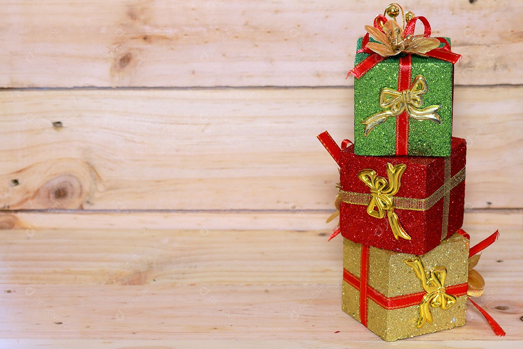 Presentes de tempo - caixa de presente na mesa de madeira. Tema de férias de inverno. Feliz
