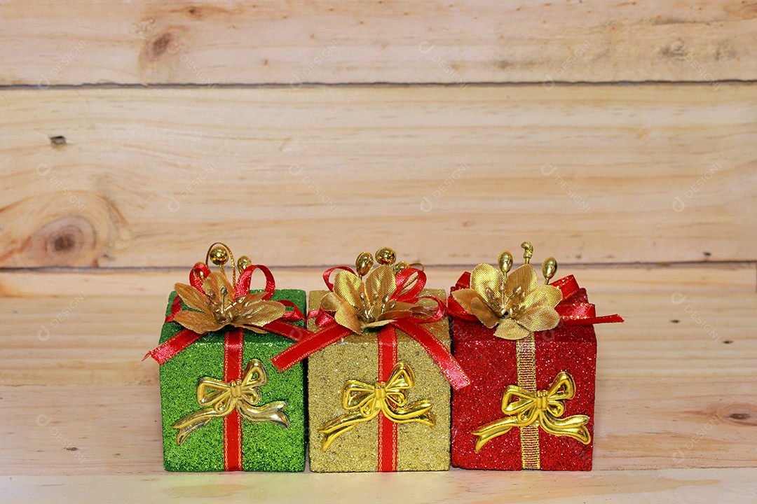 Presentes de tempo - caixa de presente na mesa de madeira. Tema de férias de inverno. Feliz