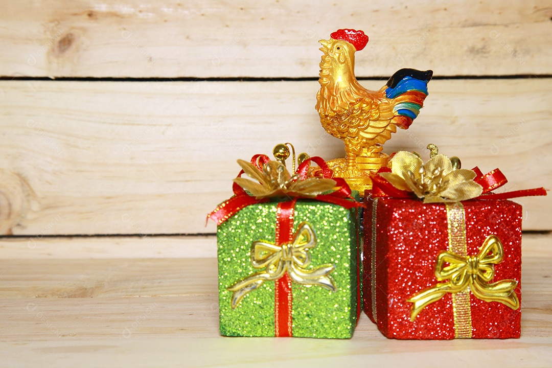 Ano de 2017 Galo Dourado com decoração