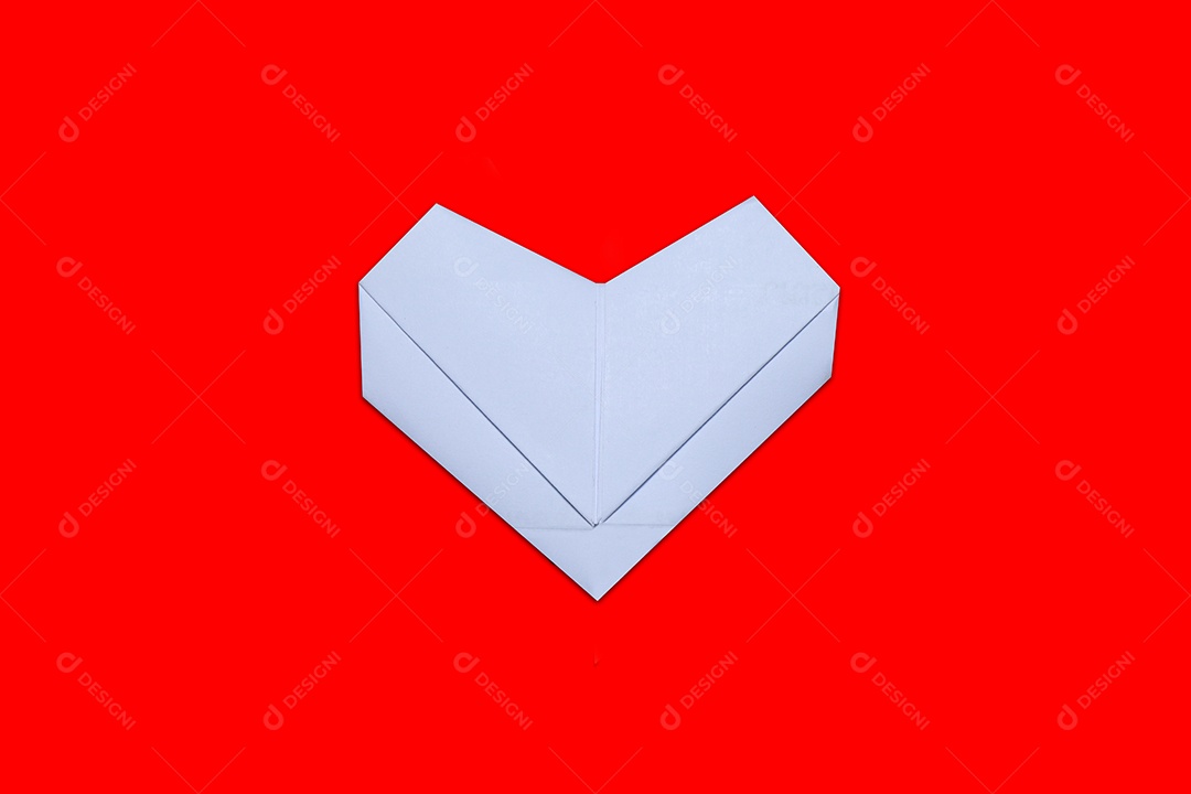 Ofício de origami artesanal de galo dobrado de papel sobre fundo vermelho