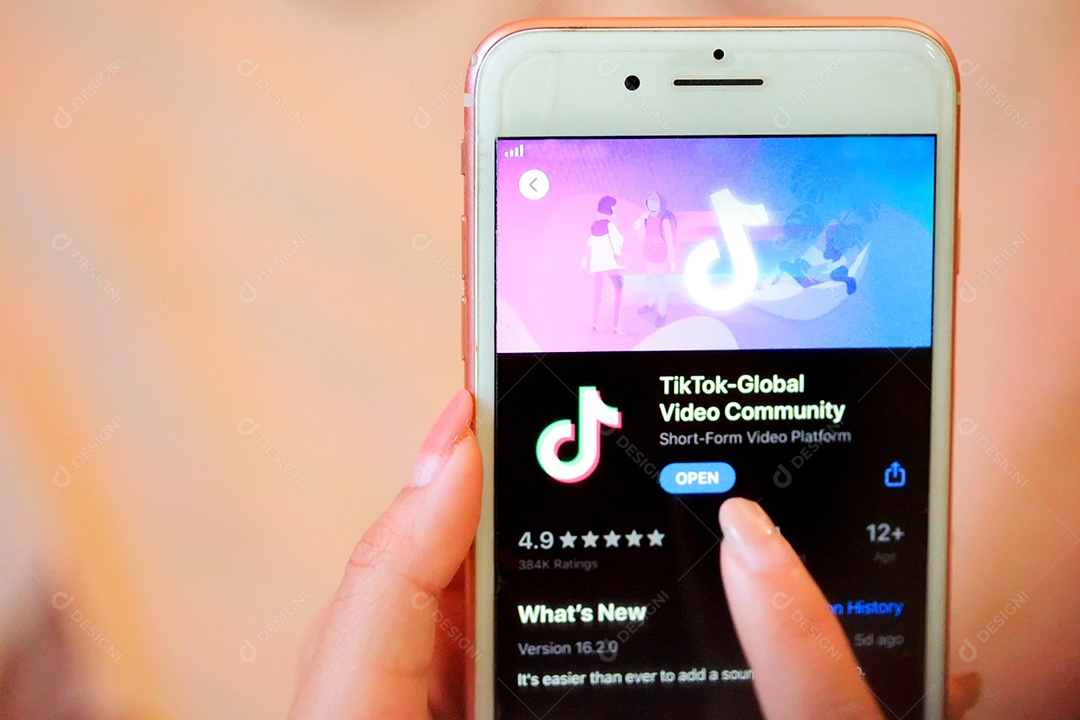 Aplicativo Tik Tok no iPhone 8, dedo prestes a tocá-lo.que é uma rede de mídia social popular é um aplicativo
