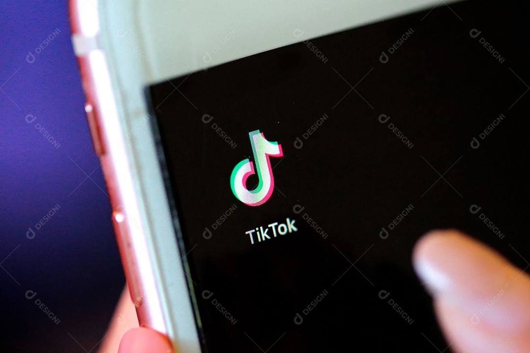 Aplicativo Tik Tok no iPhone 8, dedo prestes a tocá-lo.que é uma rede de mídia social popular é um aplicativo