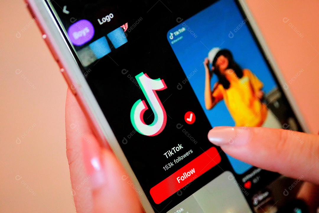 Aplicativo Tik Tok no iPhone 8, dedo prestes a tocá-lo.que é uma rede de mídia social popular é um aplicativo