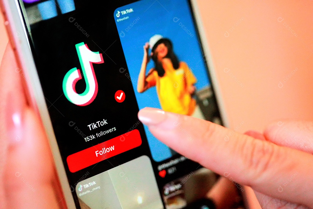 Aplicativo Tik Tok no iPhone 8, dedo prestes a tocá-lo.que é uma rede de mídia social popular é um aplicativo