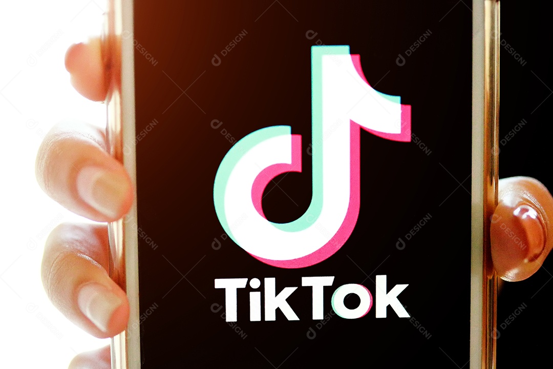 Aplicativo Tik Tok no iPhone 8, dedo prestes a tocá-lo.que é uma rede de mídia social popular é um aplicativo
