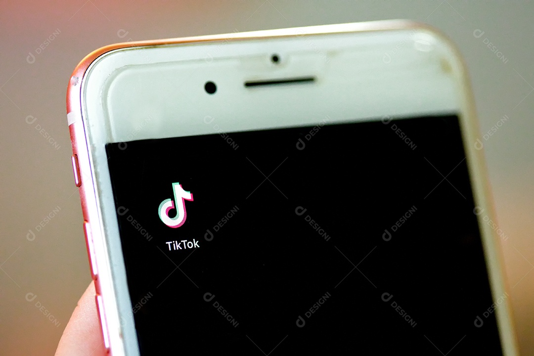 Aplicativo Tik Tok no iPhone 8, dedo prestes a tocá-lo.que é uma rede de mídia social popular é um aplicativo