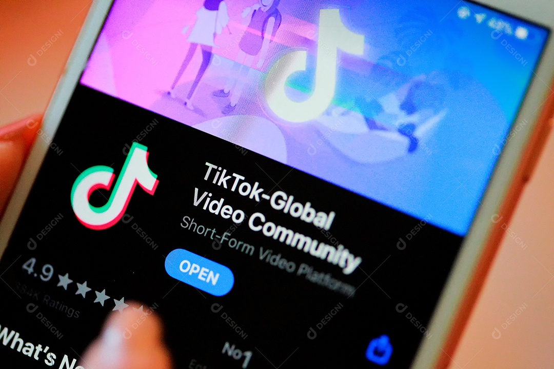 Aplicativo Tik Tok no iPhone 8, dedo prestes a tocá-lo.que é uma rede de mídia social popular é um aplicativo