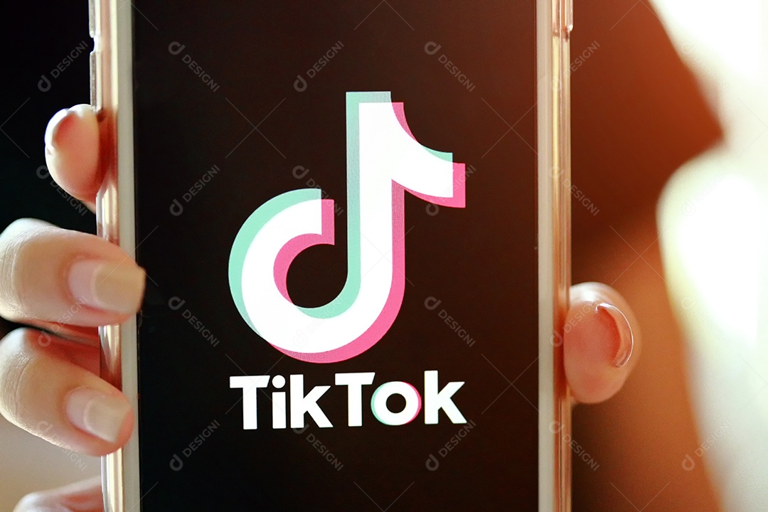 Aplicativo Tik Tok no iPhone 8, dedo prestes a tocá-lo.que é uma rede de mídia social popular é um aplicativo