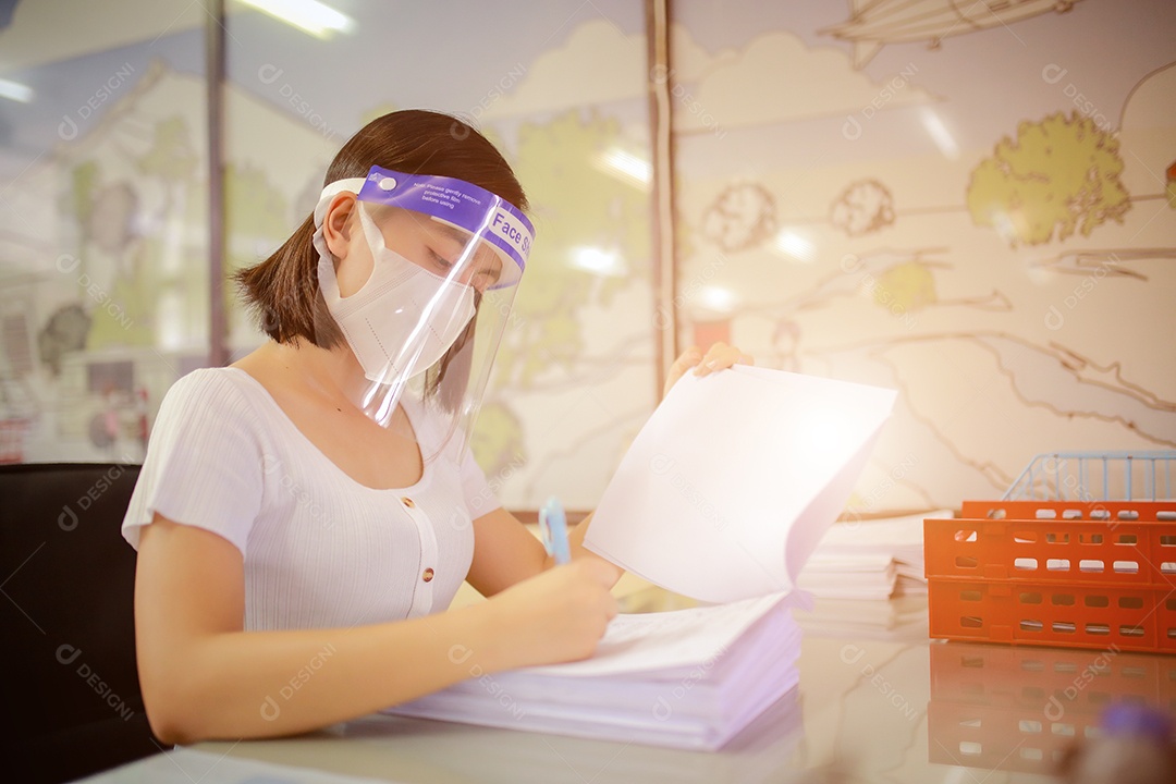 Mulher trabalhadora de escritório usando protetor facial. em quarentena para coronavírus