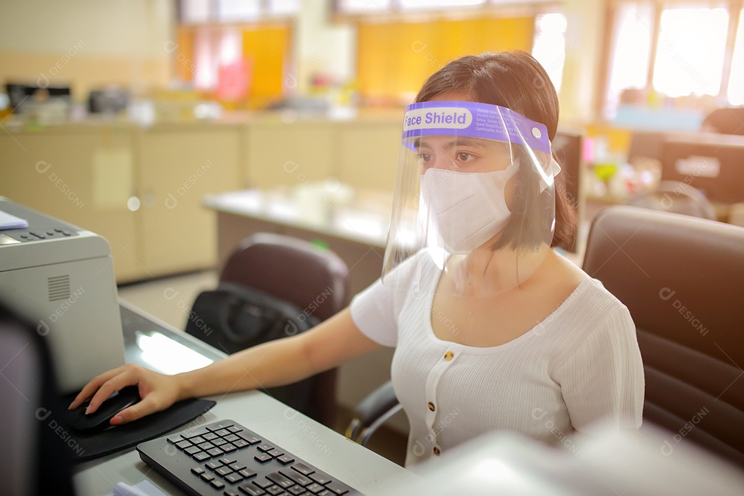 Mulher trabalhadora de escritório usando protetor facial. em quarentena para coronavírus