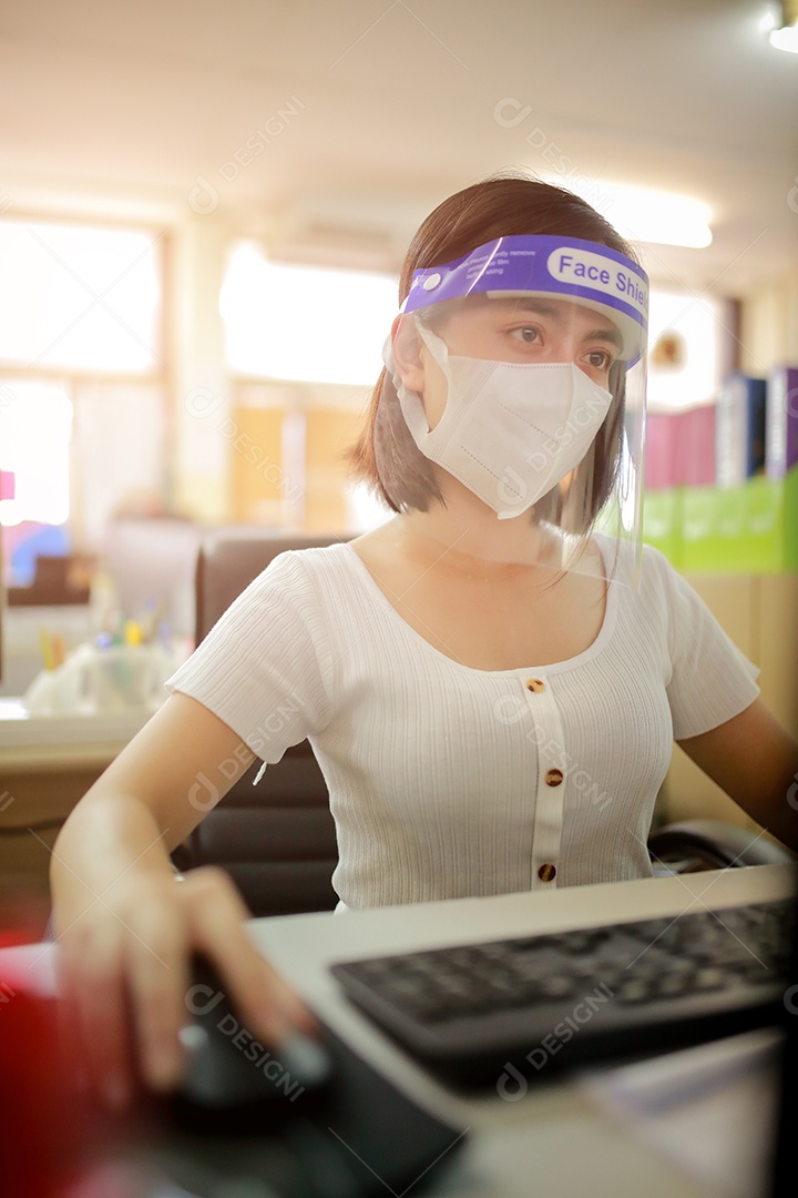 Mulher trabalhadora de escritório usando protetor facial. em quarentena para coronavírus