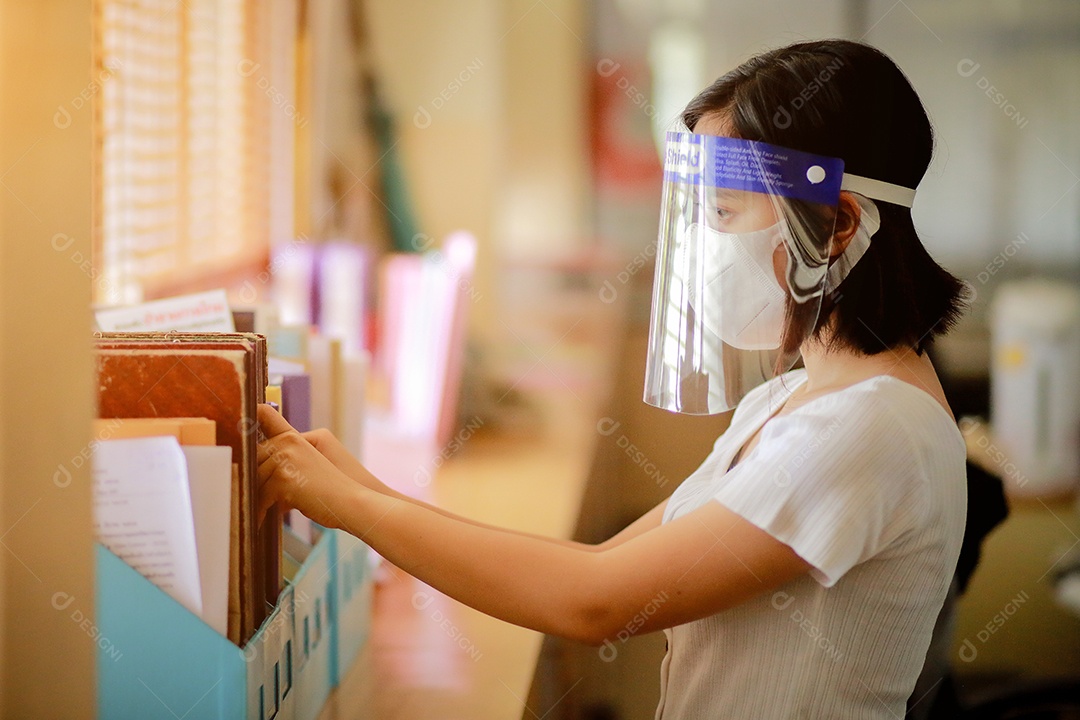 Mulher trabalhadora de escritório usando protetor facial. em quarentena para coronavírus