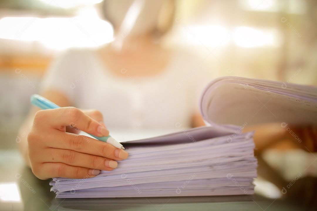 Mãos de empresária trabalhando em documentos de negócios em papel da ONU