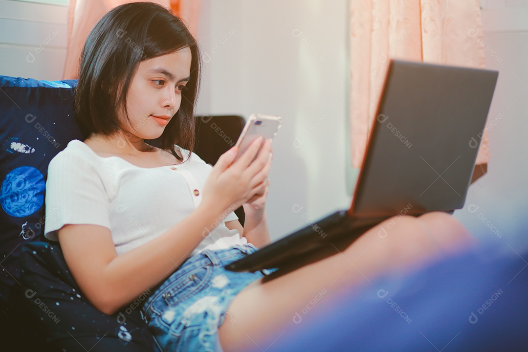 Jovem relaxando e usando o laptop no trabalho