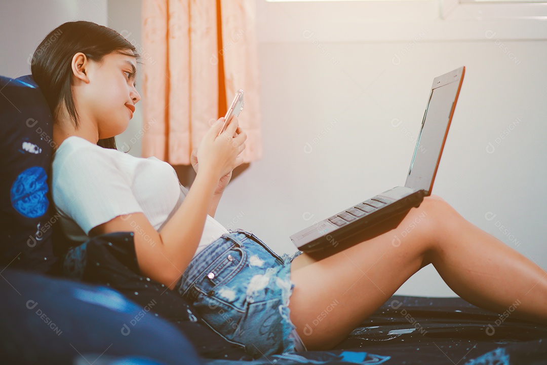 Jovem relaxando e usando o laptop no trabalho