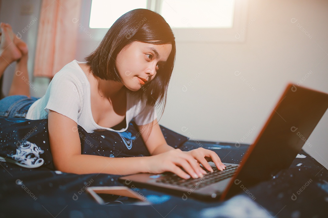 Jovem relaxando e usando o laptop no trabalho