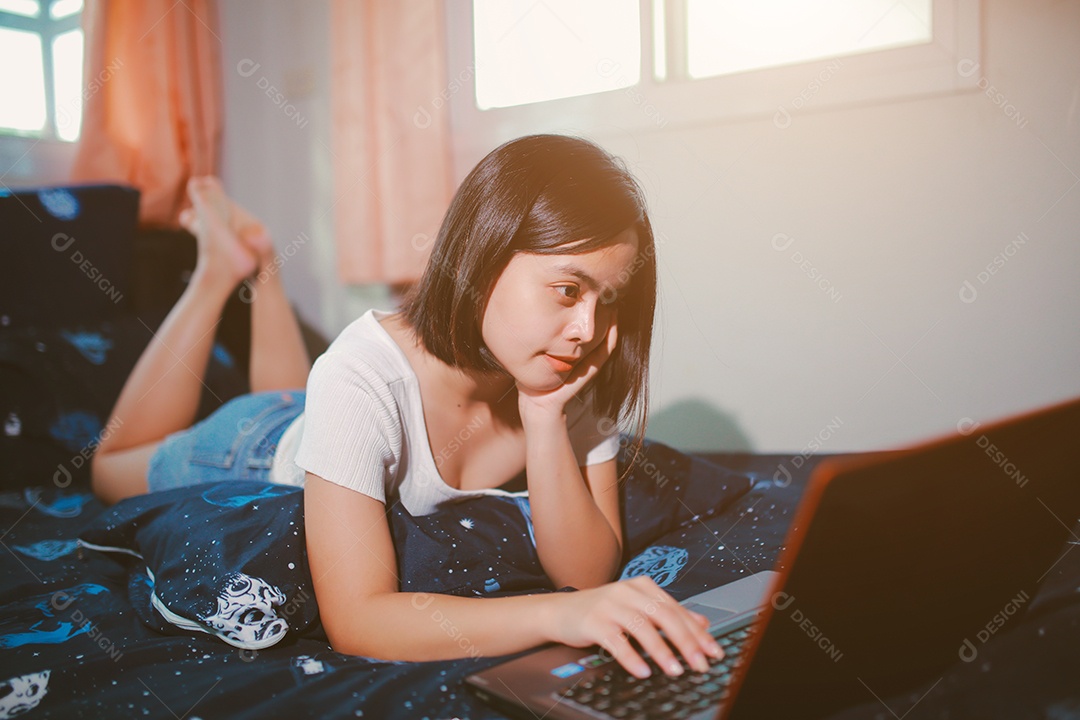 Jovem relaxando e usando o laptop no trabalho