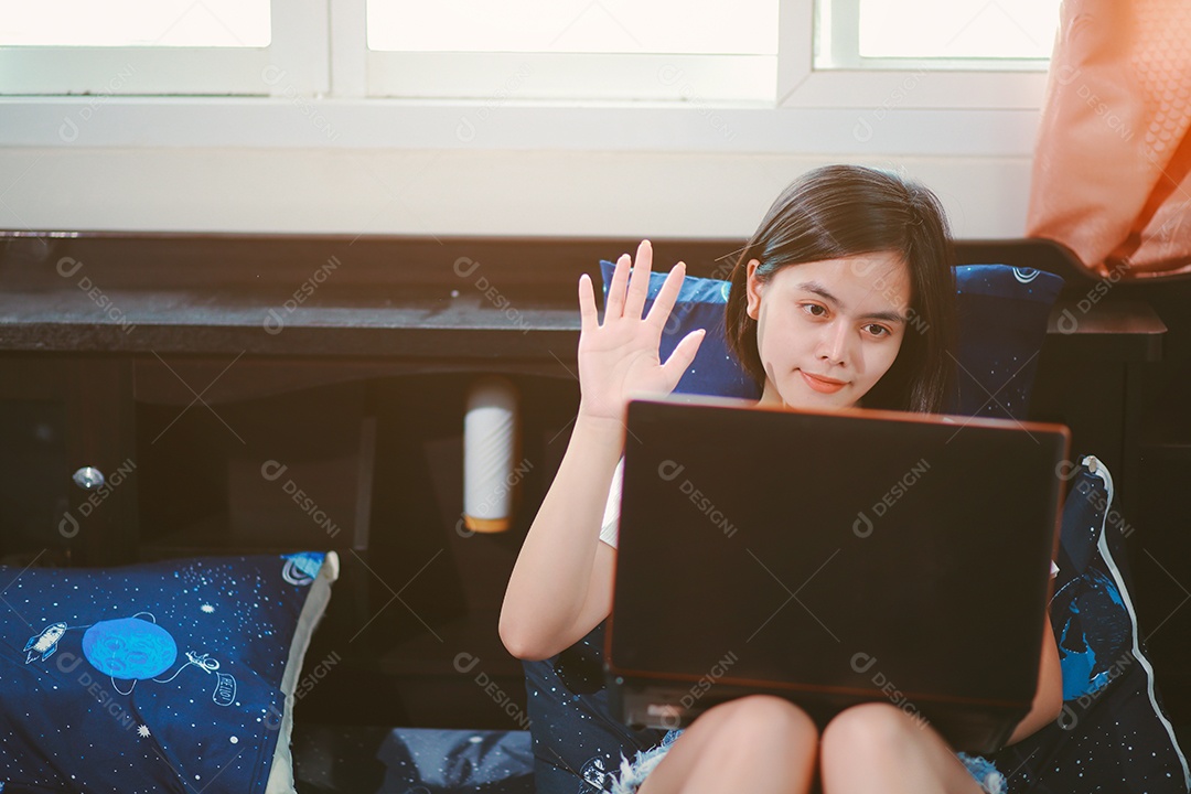 Jovem relaxando e usando o laptop no trabalho