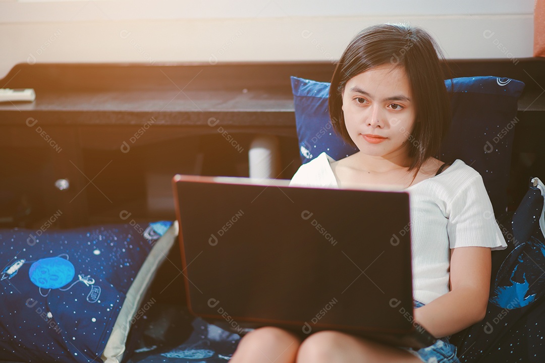 Jovem relaxando e usando o laptop no trabalho