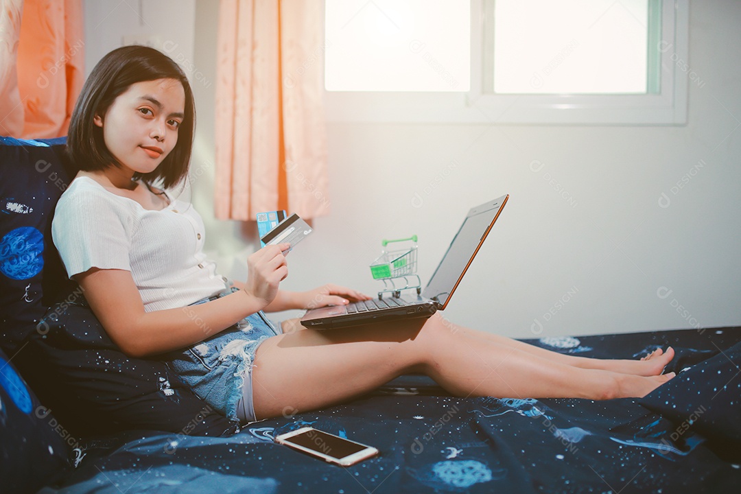 Jovem relaxando e usando o laptop no trabalho
