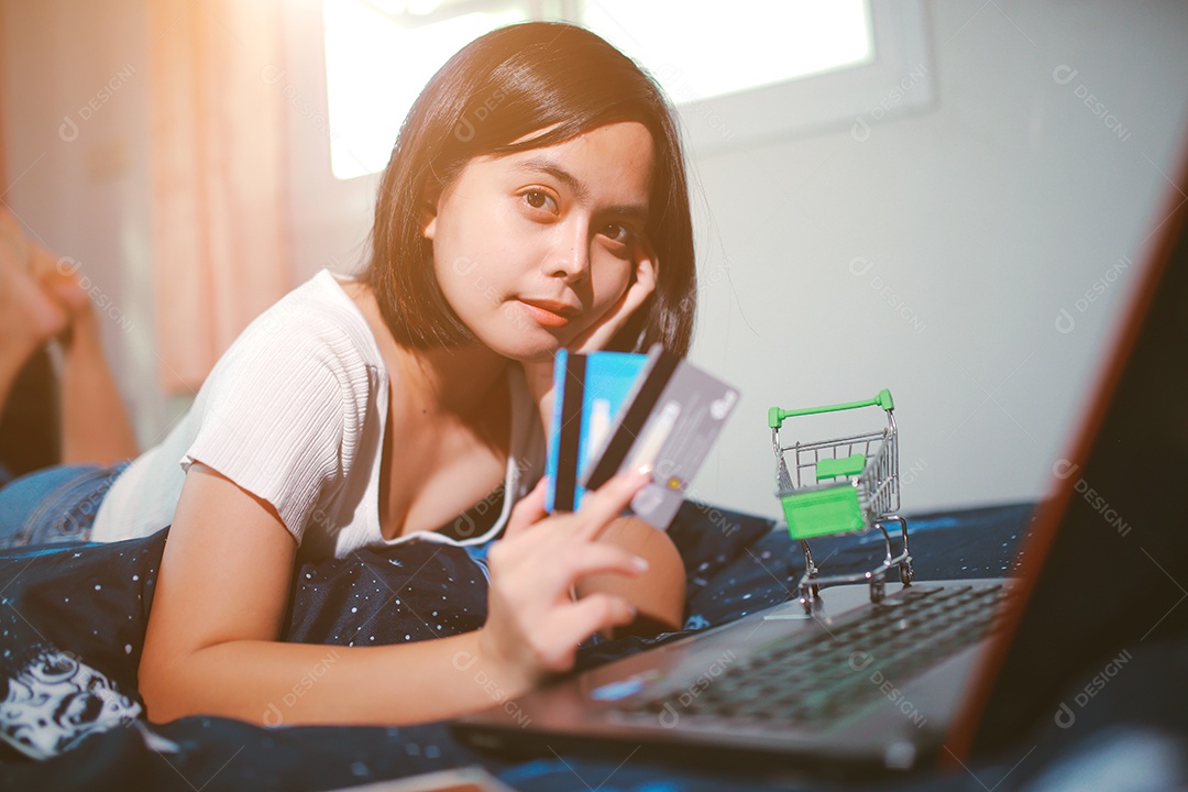 Jovem relaxando e usando o laptop no trabalho