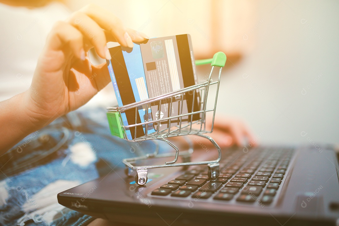 Jovem relaxando e usando o laptop fazendo compras online
