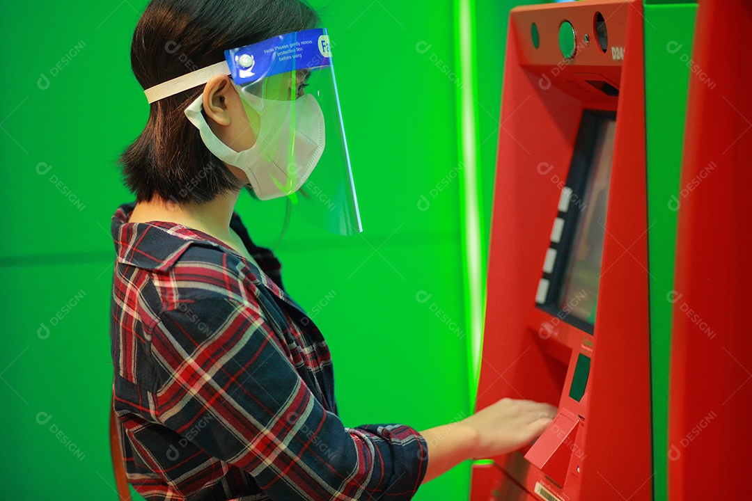 Mulher asiática em protetor facial, máscara médica fazendo compras