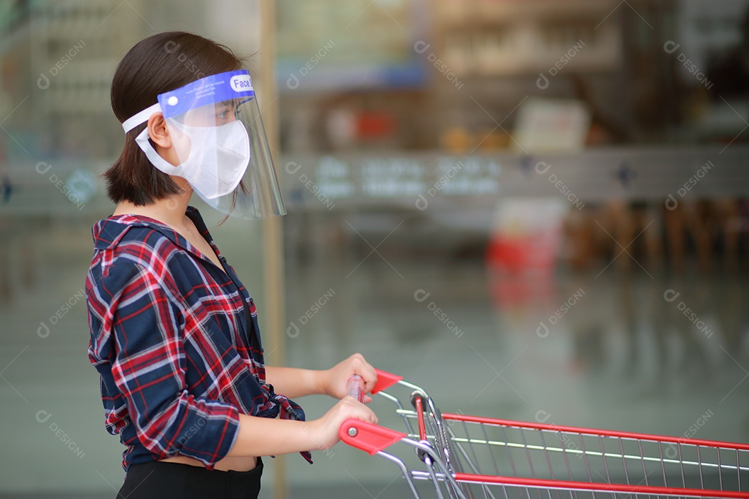Mulher asiática em escudo facial, máscara facial médica realiza financeiro