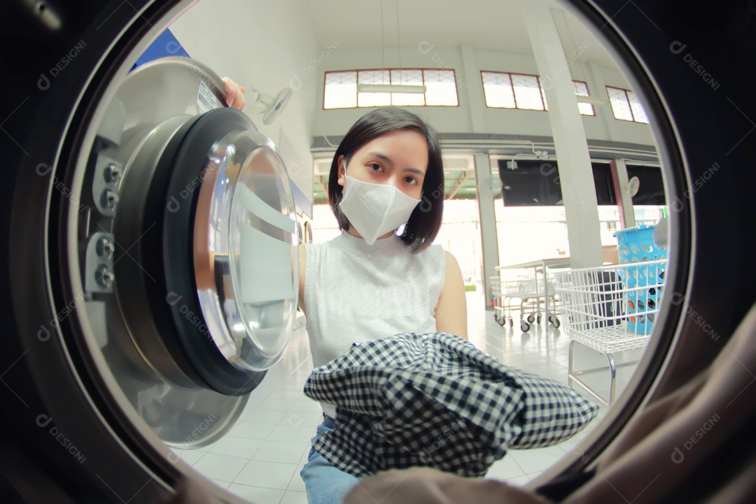 Mulher jovem garota usando mascara sobre lavandeira