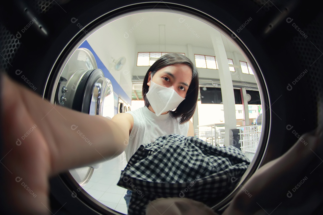 Mulher jovem garota usando mascara sobre lavandeira