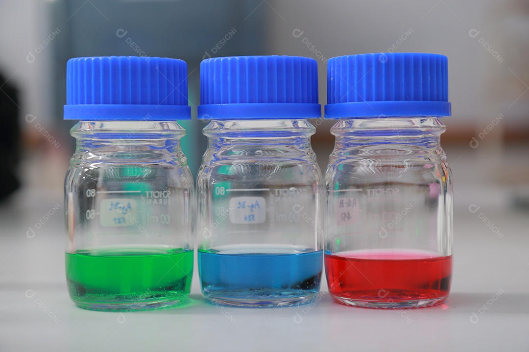 O bioquímico do cientista da mulher no local de trabalho faz a análise