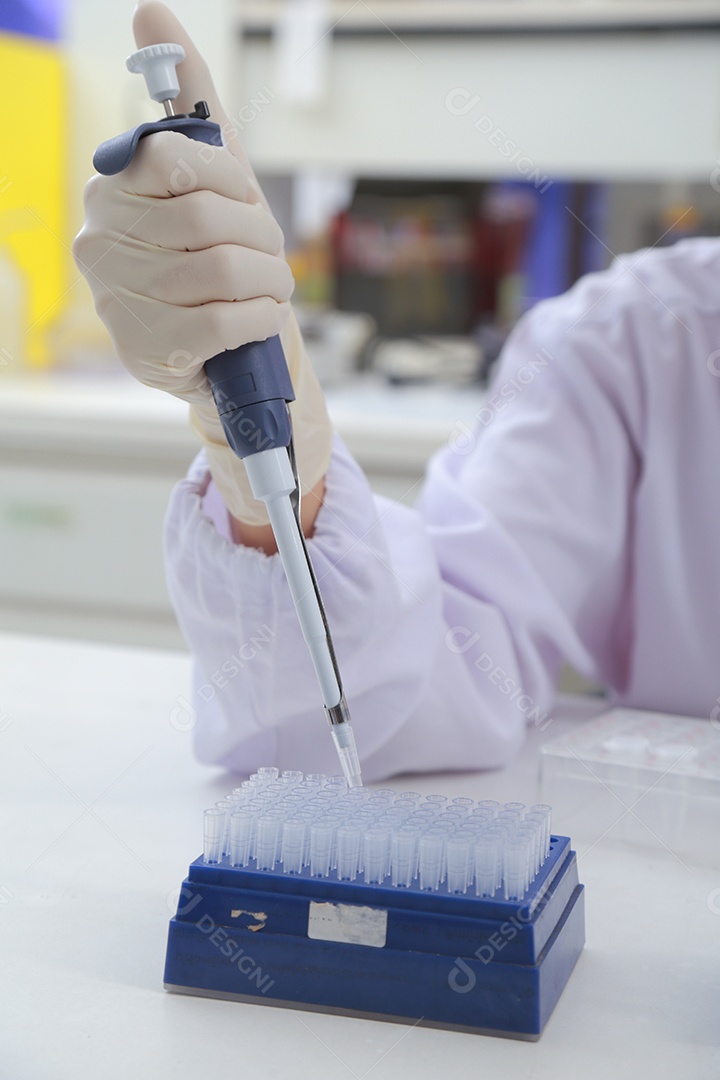 O bioquímico do cientista da mulher no local de trabalho faz a análise