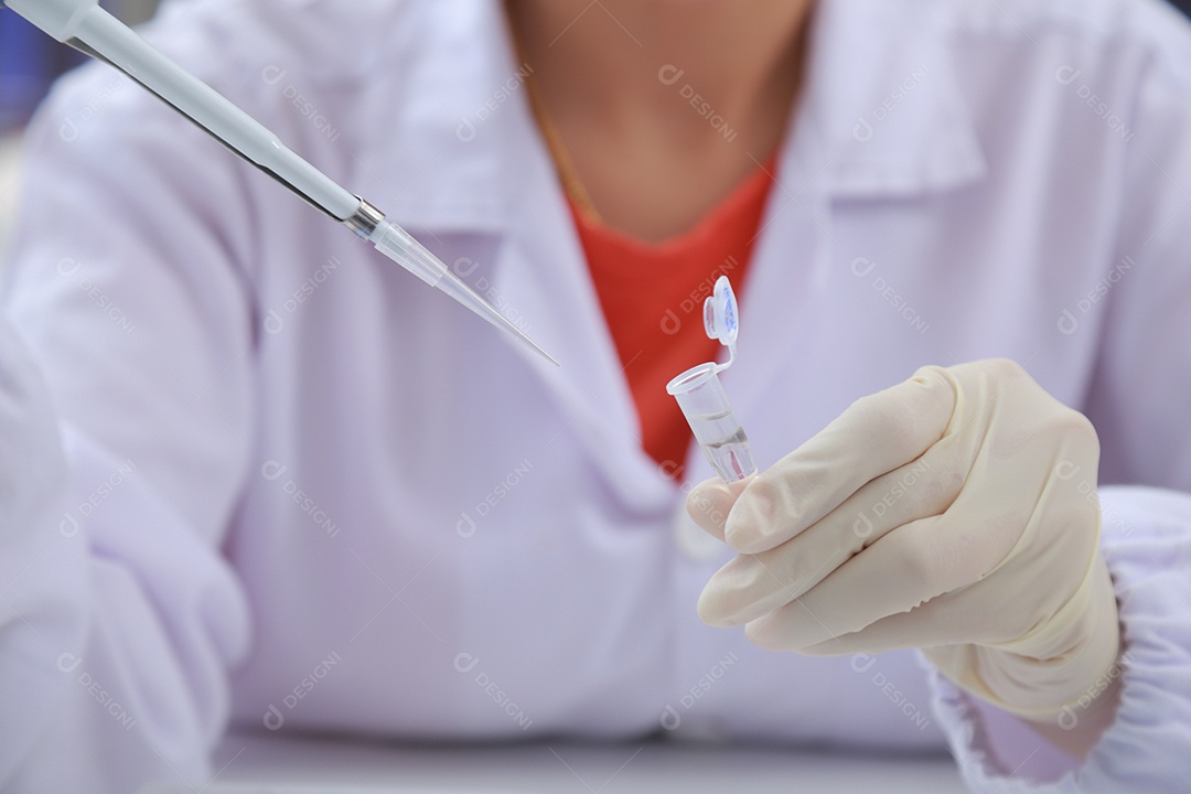 O bioquímico do cientista da mulher no local de trabalho faz a análise