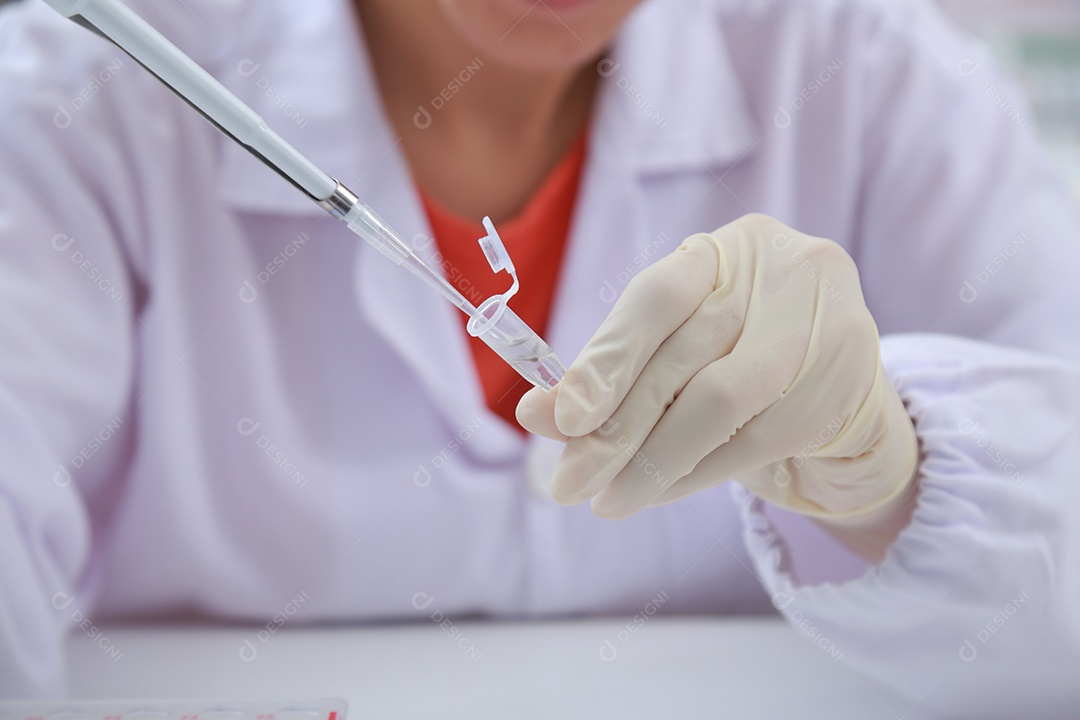 O bioquímico do cientista da mulher no local de trabalho faz a análise