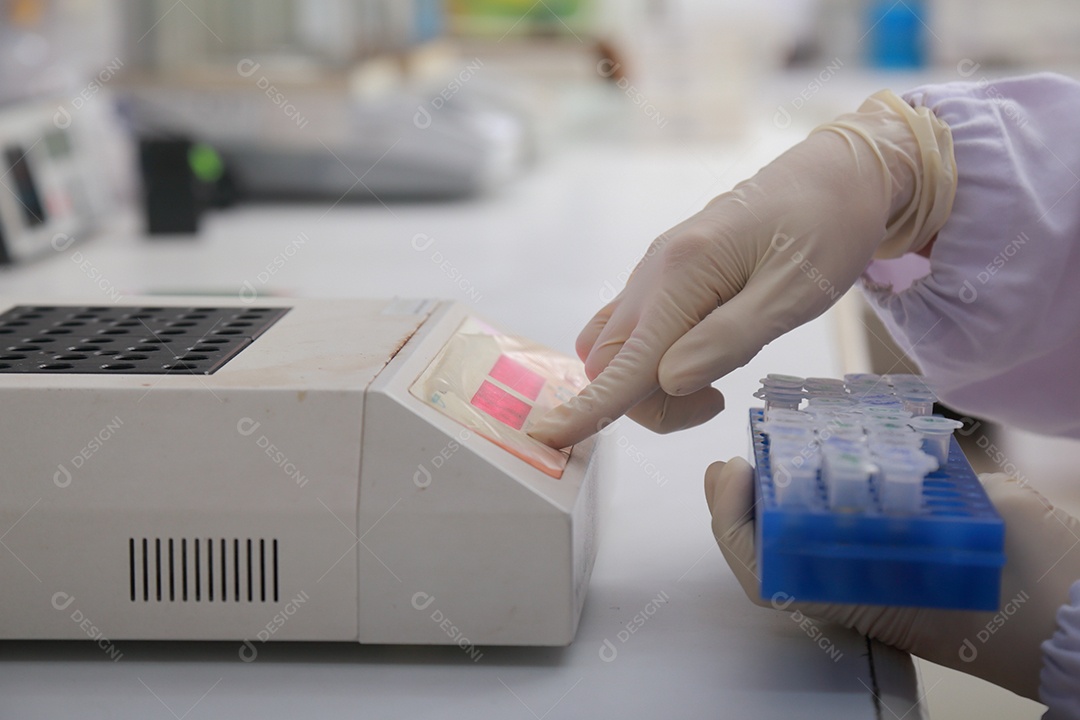 O bioquímico do cientista da mulher no local de trabalho faz a análise