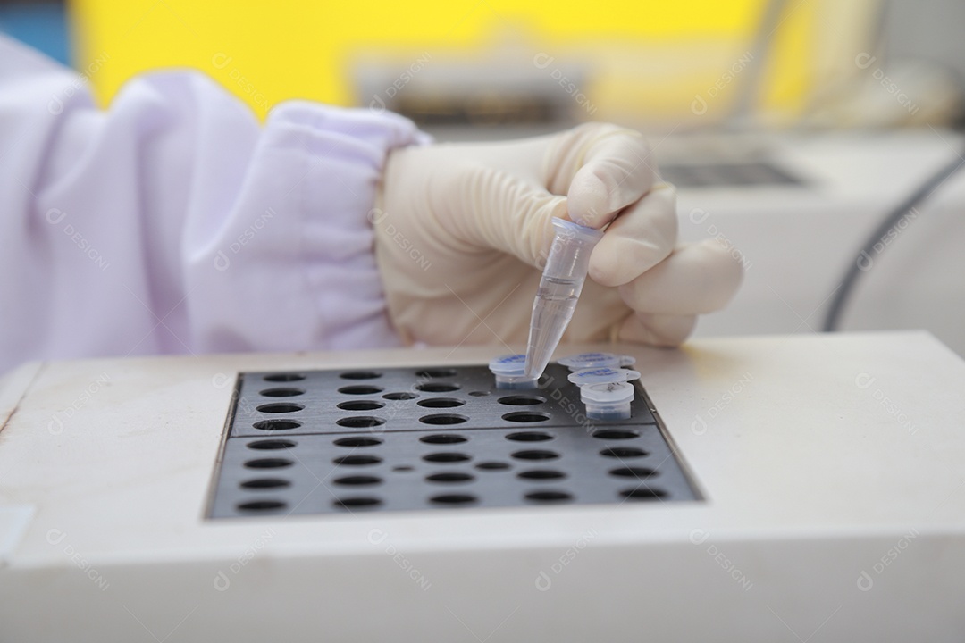 O bioquímico do cientista da mulher no local de trabalho faz a análise