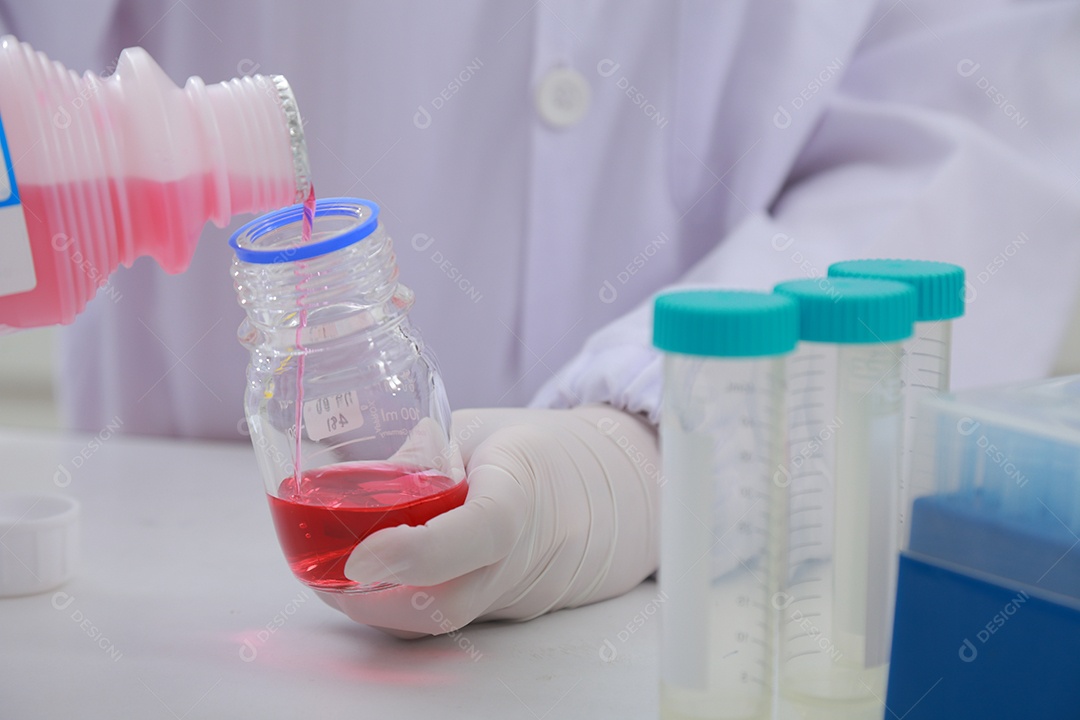 O bioquímico do cientista da mulher no local de trabalho faz a análise