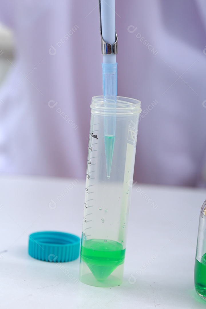 O bioquímico do cientista da mulher no local de trabalho faz a análise