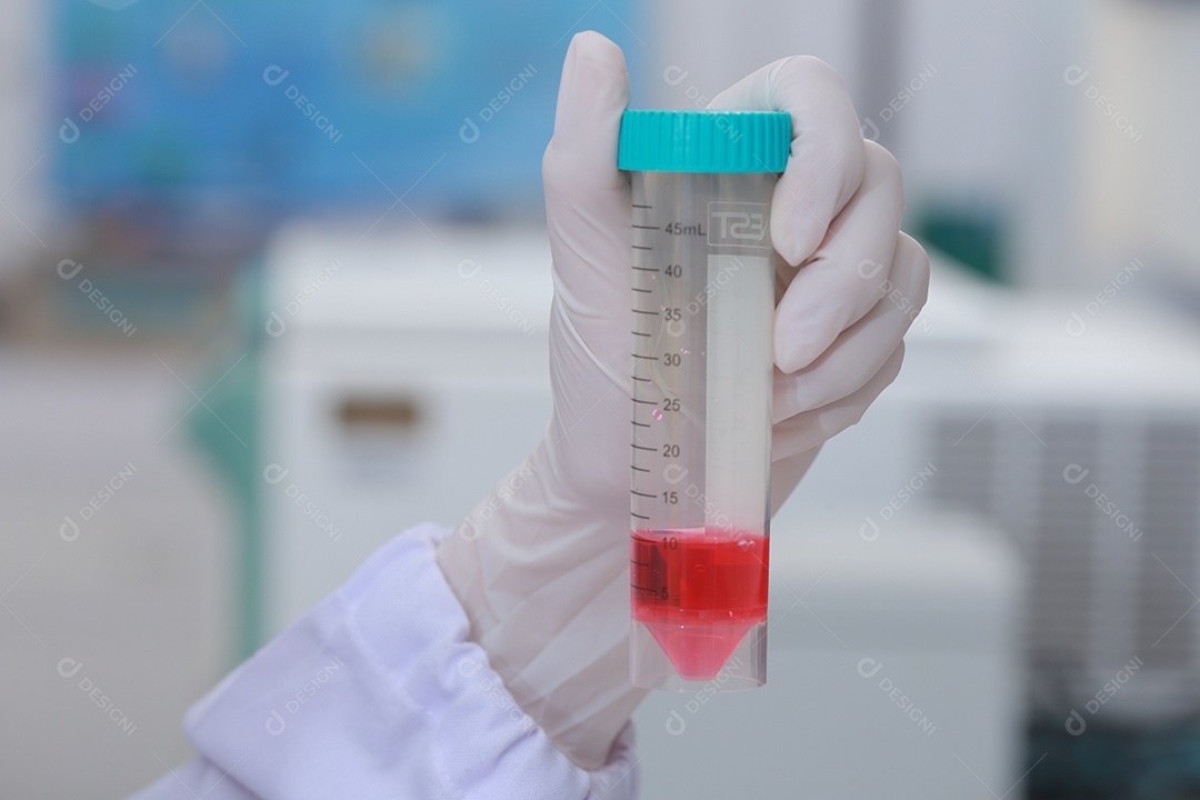 O bioquímico do cientista da mulher no local de trabalho faz a análise