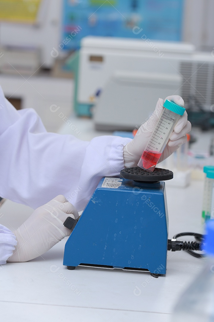 O bioquímico do cientista da mulher no local de trabalho faz a análise