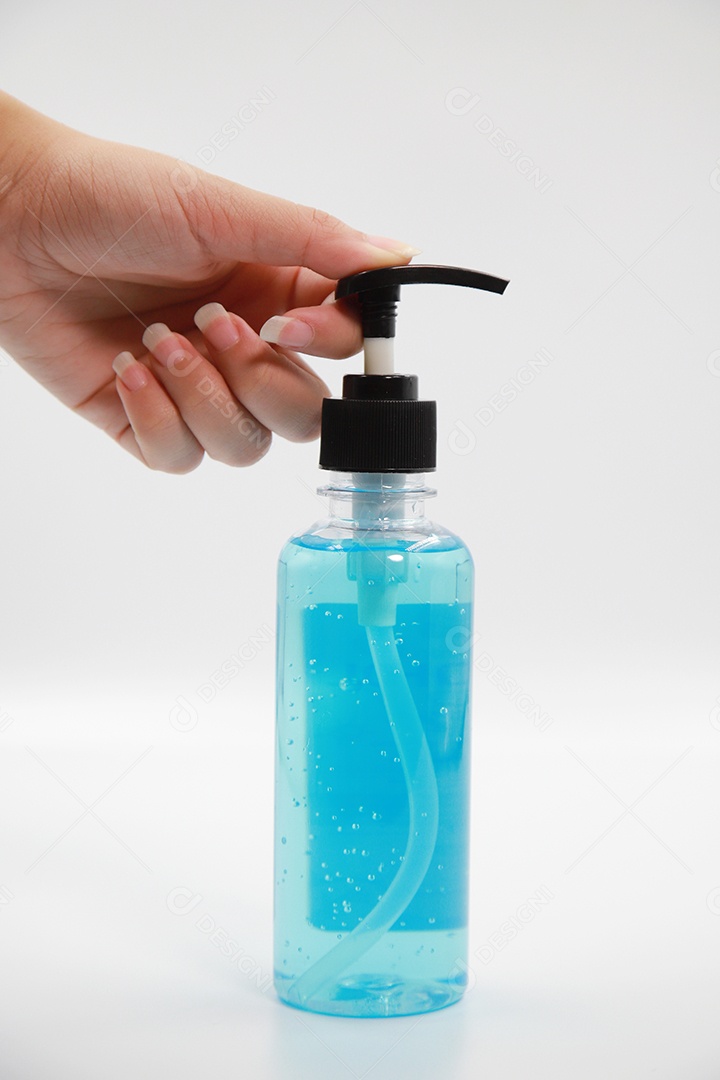 Limpeza das mãos usando álcool gel desinfetante para anti bactéria
